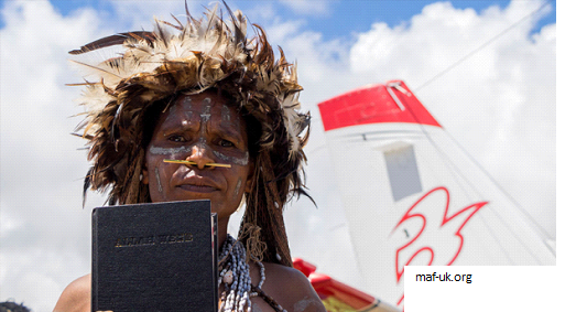 2.500 BIBLIAS ENTREGADAS A LA TRIBU YALI CONOCIDA POR MATAR MISIONEROS AHORA COMPARTE EL EVANGELIO 3