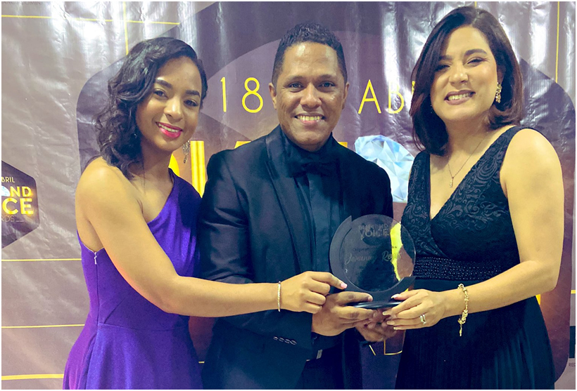 Diamond Voice Awards entrega reconocimiento a Johannni Reyes por su trayectoria y profesionalidad