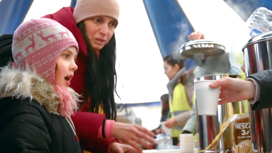 Refugiados ucranianos ayudados por voluntarios de OM en Moldavia.