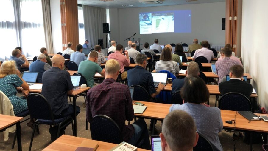 Participantes durante uno de los talleres de la conferencia bienal de FEET celebrada en Praga. / Facebook de Gert Hain