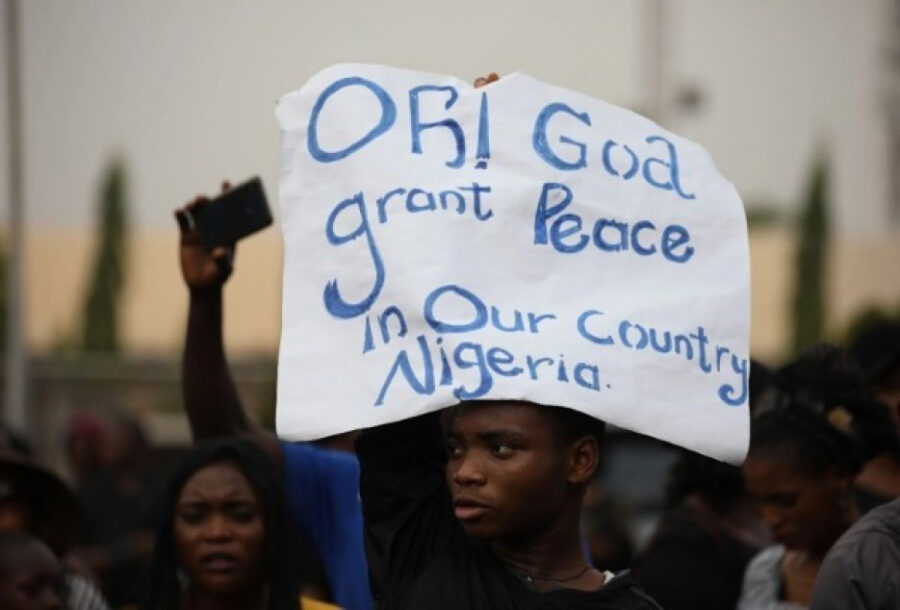 cristianos sostienen carteles mientras marchan por las calles de Abuja durante una oración y penitencia por la paz y la seguridad en Nigeria en Abuja / Kola Sulaimon/AFP vía Getty Images