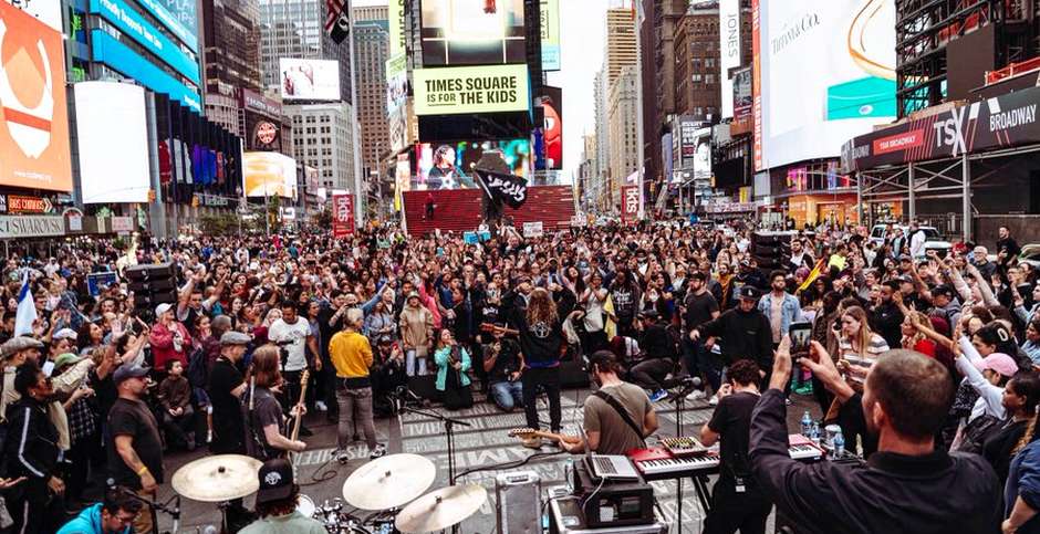 Un momento de 'Adoremos' en Times Square