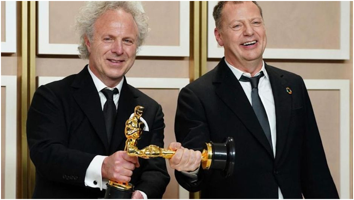 Charlie Mackesy and Matthew Freud with the Oscar after the gala in Los Angeles/The Academy