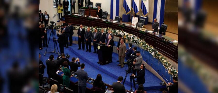 Pastores salvadoreños se reúnen en la Asamblea Legislativa para orar y pedir perdón 11